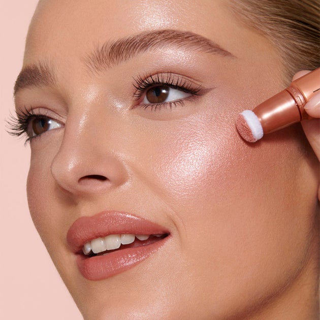 Charlotte Tilbury BEAUTY LIGHT WAND
PEACHGASM Charlotte Tilbury BEAUTY LIGHT WAND
PEACHGASM