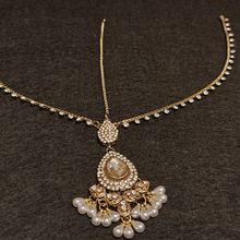 Load image into Gallery viewer, Beautiful indian traditional maang tikka with diamond cut stones and pearls