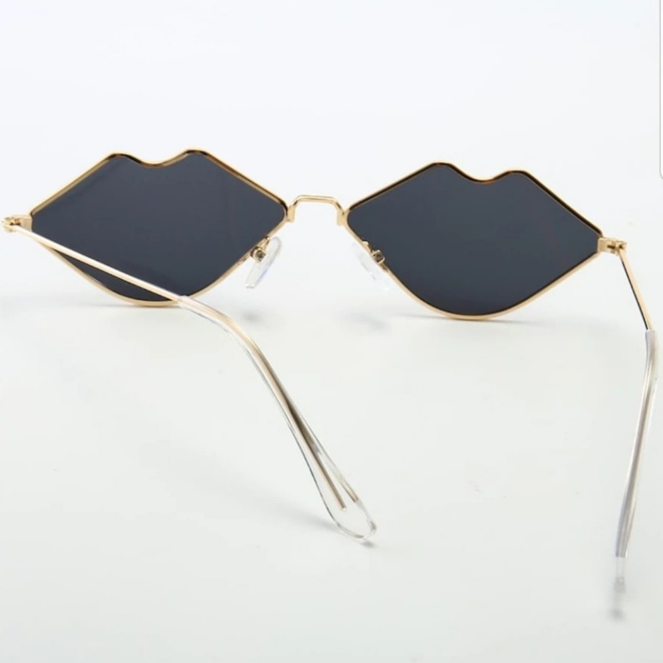 Lip shaped lens metal frame sunglasses Lip shaped lens metal frame sunglasses