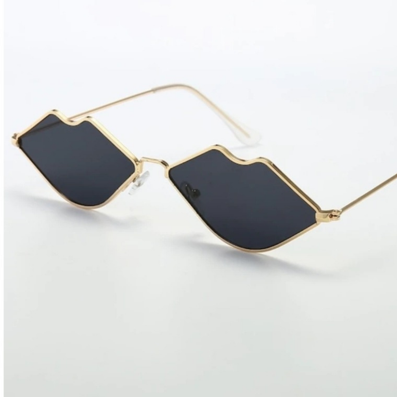 Lip shaped lens metal frame sunglasses Lip shaped lens metal frame sunglasses