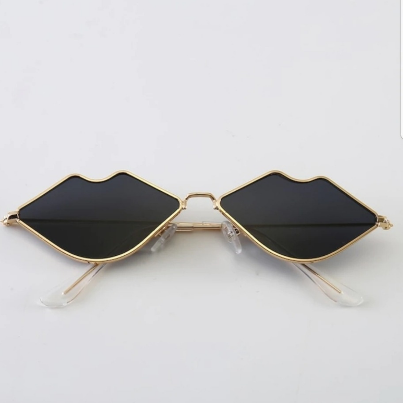 Lip shaped lens metal frame sunglasses Lip shaped lens metal frame sunglasses