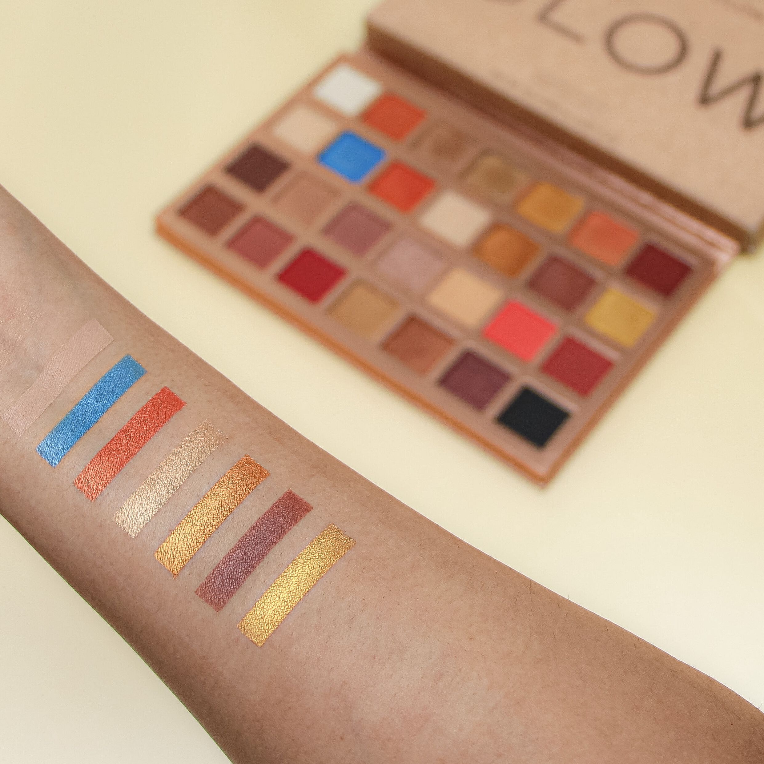 Makeup Revolution Glow Heatwave Eyeshadow Palette Makeup Revolution Glow Heatwave Eyeshadow Palette